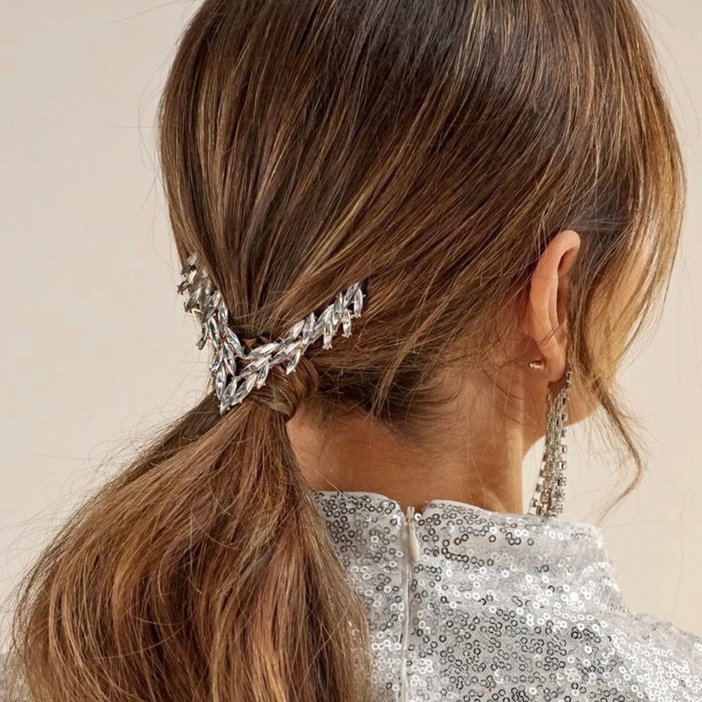 Rhinestone V Shape Hair Clip - Picture 3 of 9